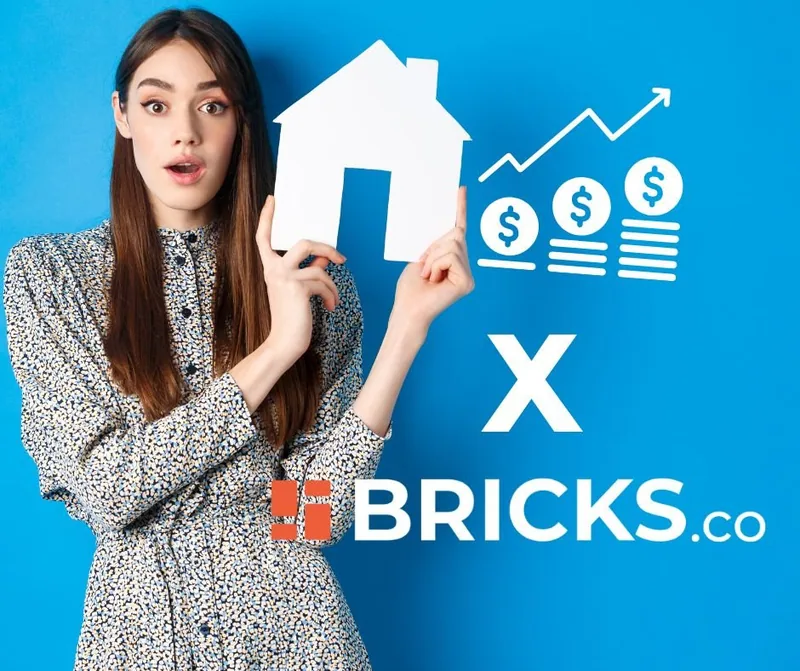 Jeune femme tenant une maison en papier avec des graphiques financiers en arrière-plan, symbolisant l’investissement immobilier accessible via Bricks.co